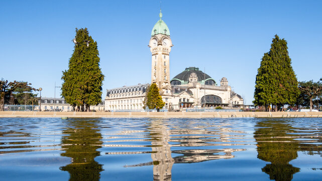 Vue panoramique de la c&eacute;l&egrave;bre gare de Limoges-B&eacute;n&eacute;dictins sur fond de ciel d'un bleu profond, &agrave; Limoges, en France