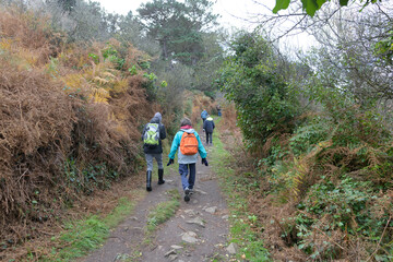 Groupe de randonneurs sur un sentier côtier en Bretagne