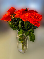Obraz premium Bouquet de fleurs de roses dans un vase en cristal