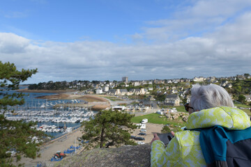 Groupe de randonneurs sur un sentier côtier en Bretagne