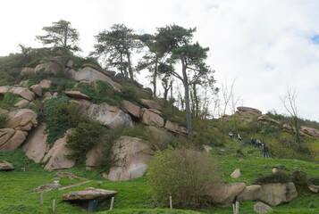 Groupe de randonneurs sur un sentier côtier en Bretagne