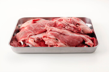 ステンレストレイに入った生の牛すじ肉