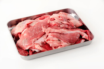 ステンレストレイに入った生の牛すじ肉