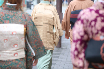 Obraz premium 着物を着て歩く女性