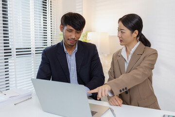 Obraz premium A group of business professionals engaged in a serious office discussion, analyzing financial reports and exchanging ideas to solve problems and make effective corporate decisions.