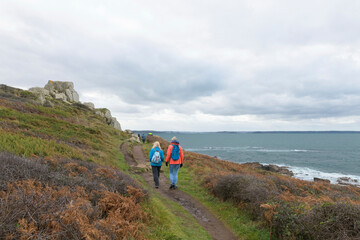 Groupe de randonneurs sur un sentier côtier en Bretagne