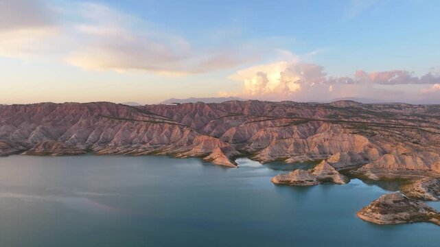 lago con vistas al desierto de granada