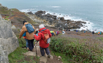 Groupe de randonneurs sur un sentier côtier en Bretagne