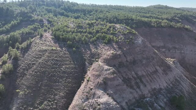 senderistas en monta&ntilde;a junto a valle badlands