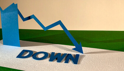 切紙で表現されたグラフが右下へと下降しdownを示すシンプルで強いビジュアル