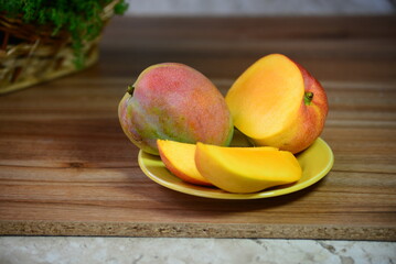 a manga oferece benefícios à saúde, como a melhoria da saúde dos olhos, do intestino e do coração. No Brasil, os tipos mais populares incluem a manga-espada, rosa e palmer