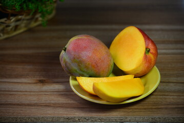 a manga oferece benef&iacute;cios &agrave; sa&uacute;de, como a melhoria da sa&uacute;de dos olhos, do intestino e do cora&ccedil;&atilde;o. No Brasil, os tipos mais populares incluem a manga-espada, rosa e palmer