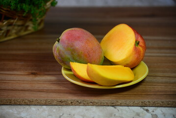 a manga oferece benef&iacute;cios &agrave; sa&uacute;de, como a melhoria da sa&uacute;de dos olhos, do intestino e do cora&ccedil;&atilde;o. No Brasil, os tipos mais populares incluem a manga-espada, rosa e palmer