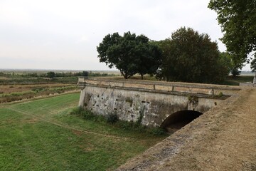 Anciennes fortifications, anciens remparts, village de Brouage, département de la Charente...