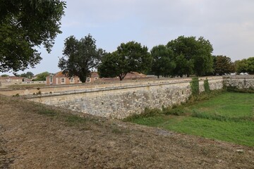 Anciennes fortifications, anciens remparts, village de Brouage, département de la Charente...