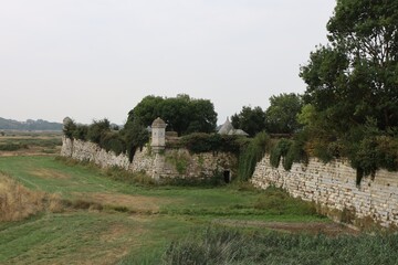 Anciennes fortifications, anciens remparts, village de Brouage, département de la Charente...