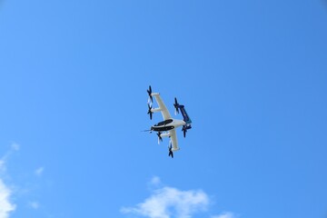 青空を飛ぶ空飛ぶクルマ・ドローン