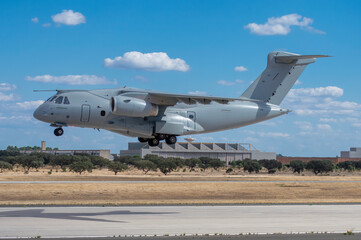 Avión de transporte militar bimotor