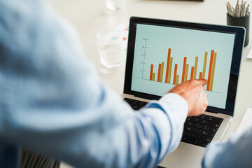Business man sharing ideas inside company office - Entrepreneurs discussing new financial project - Data analysis and corporate concept - Main focus on screen
