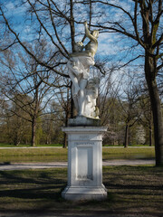 Obraz premium An old statue in the city park of Kassel depicting the god Pluto