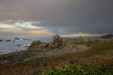Joli paysage de mer en soirée à Plougrescant - Bretagne France