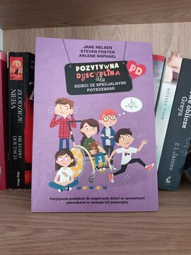 Positive Discipline for Children with Special Needs" by Jane Nelsen, Steven Foster, Arlene Raphael, a Polish edition parenting book, displayed on a wooden bookshelf