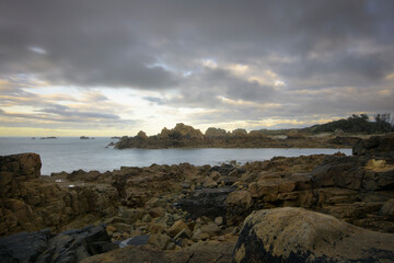 Naklejka premium Joli paysage de mer en soirée à Plougrescant - Bretagne France