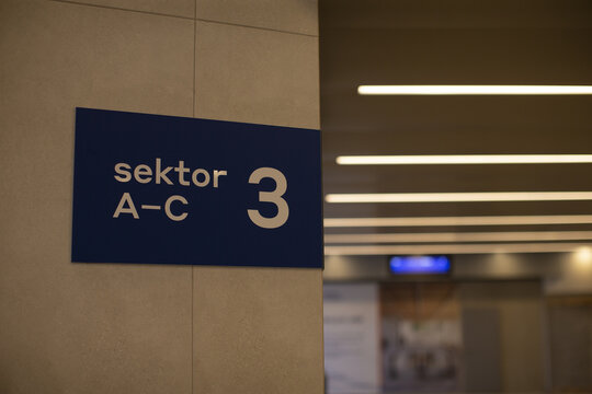 Bright wayfinding visuals, Contemporary indoor concourse signage with soft lighting and clear directional cues