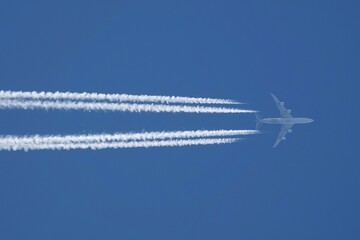 avion quadrimoteurs traces dans le ciel