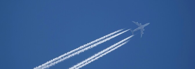 avion de ligne traces dans le ciel banni&egrave;re