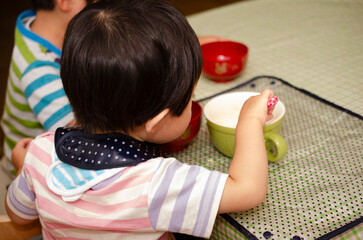食事中の子供