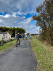 Piste cyclable - Trois cyclistes - Saint-Gu&eacute;nol&eacute; - Penmarch - Bretagne