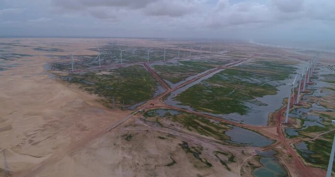Encontro do mar com as dunas e lagoas dos Pequenos Len&ccedil;&oacute;is Maranhenses em Paulino Neves, Maranh&atilde;o, filmado por drone ao p&ocirc;r do sol