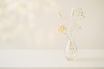 窓辺に置かれた花瓶とドライフラワー