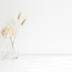 白い落ち着いた部屋の背景とドライフラワー　ナチュラル思考