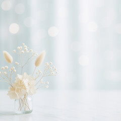 明るいキラキラした室内に花を生けたガラスの花瓶　かわいい　幻想的　反射　アイディア