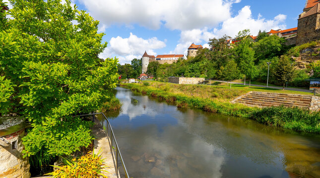 Bautzen in der Oberlausitz, Panorama mit Burgwasserturm, Michaeliskirche und Spree