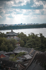 Obraz premium A close up of an ancient building in Beijing, China, at the Summer Palace. The image showcases intricate details. A view of the landscape around the structure.