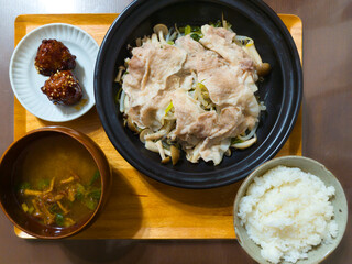 豚肉と野菜のせいろ蒸しとご飯味噌汁付きの食事セット