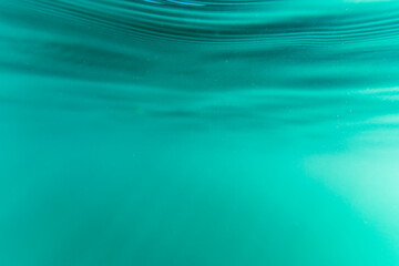 Wasseroberfläche eines Sees von unten