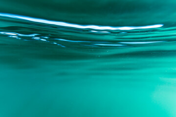 Wasseroberfläche eines Sees von unten