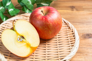 竹ざるに盛られたりんご (早生ふじ)