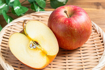 竹ざるに盛られたりんご (早生ふじ)