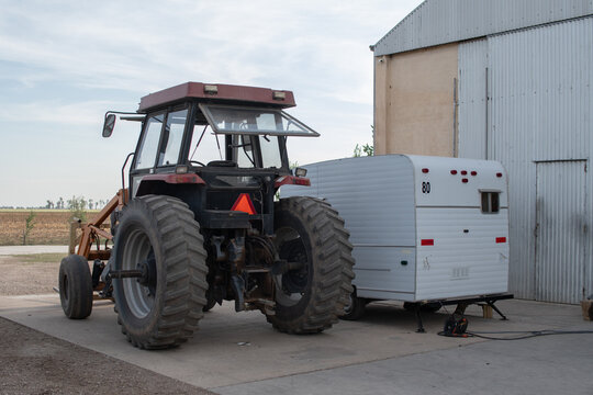 Tractor y casilla rodante listas para reparaci&oacute;n, escena rural