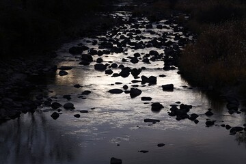 夕暮れ時の川