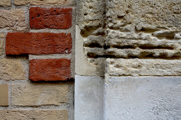 Mur avec mélange de pierre calcaire et de briques rouges