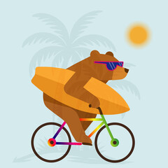 Illustration eines fr&ouml;hlichen B&auml;ren auf einem Fahrrad, der ein Surfbrett tr&auml;gt. Der B&auml;r tr&auml;gt Sonnenbrille und f&auml;hrt unter der Sonne mit Palmen im Hintergrund &ndash; ein sommerliches Motiv