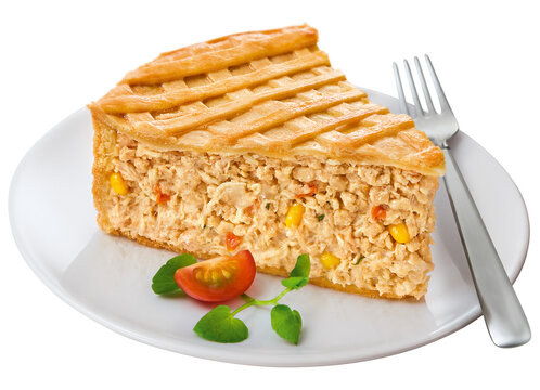 prato com torta de frango acompanhado de tomate cereja e folha de manjeric&atilde;o isolado em fundo transparente