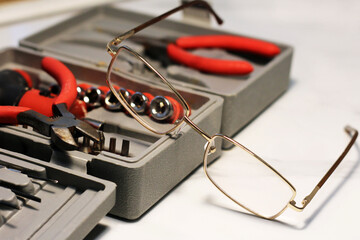 Repair and production of glasses, tools and lenses.