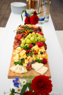 K&auml;seplatte mit Obst und Fleisch